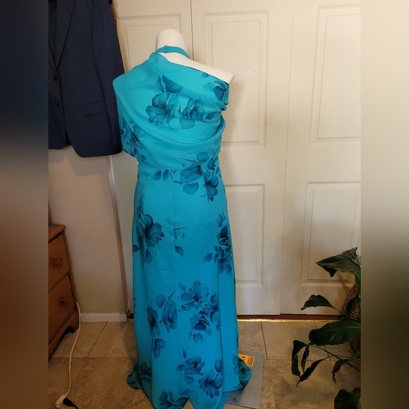 Halter gown with matching shawl - Picture 4 of 7
